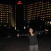 Stephanie frente al Hilton
