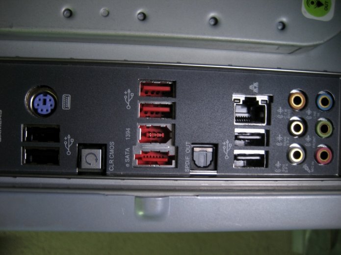 Conectores traseros, más de los necesarios :P Conectores traseros, más de los necesarios :P