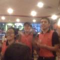 Los emplados de Pizza Hut cantando su "Happy Birthday"