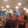 Los emplados de Pizza Hut cantando su "Happy Birthday"