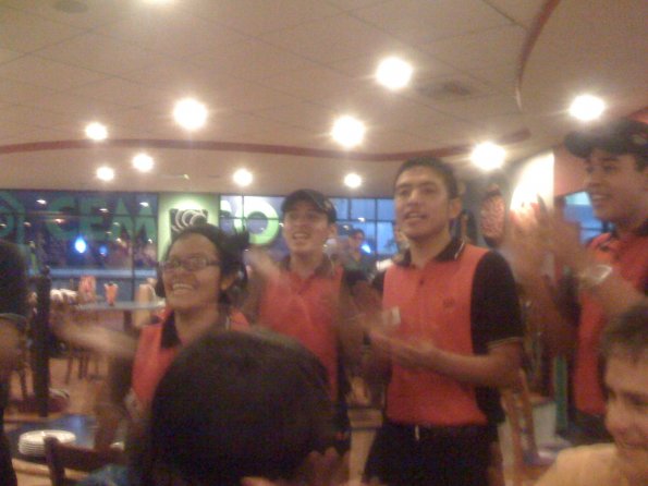 Los emplados de Pizza Hut cantando su "Happy Birthday"