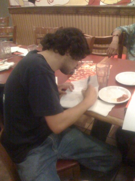 Luis Alejos /Duffman dando su autÃ³grafo