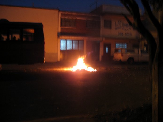 Fogata detrás de un bus Fogata detrás de un bus