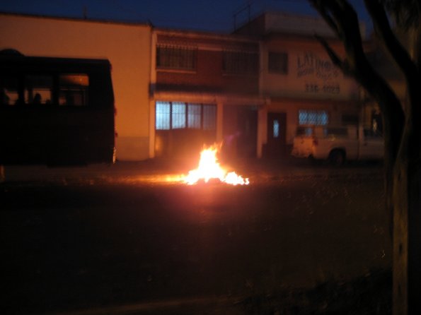 Fogata detrÃ¡s de un bus