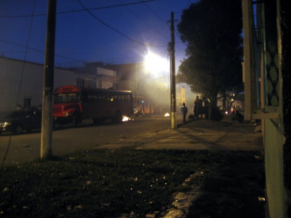 Calle llena de humo, luego de la quema del diablo