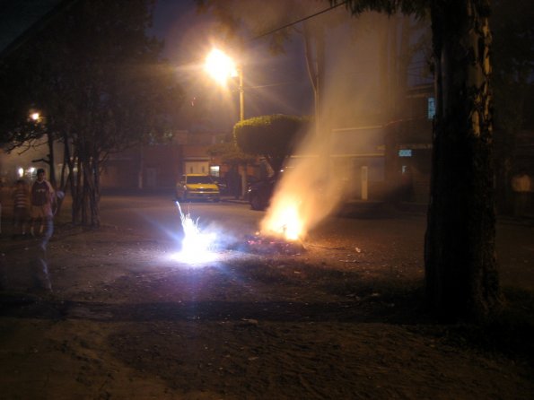 Quemando cohetes junto al fuego - 1