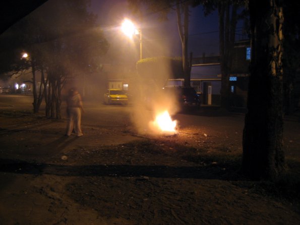Quemando cohetes junto al fuego - 2