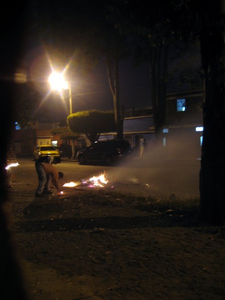 Quemando cohetes junto al fuego - 3