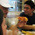 El Pirata Cojo y su pedazo de pizza ;)