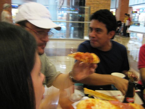 El Pirata Cojo y su pedazo de pizza ;)