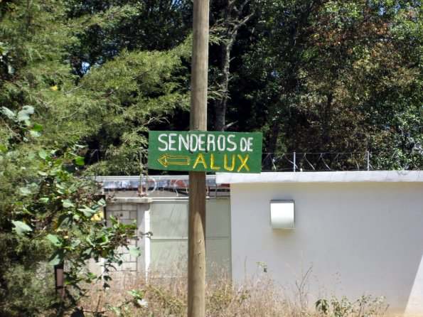 SeÃ±al hacia Senderos de Alux