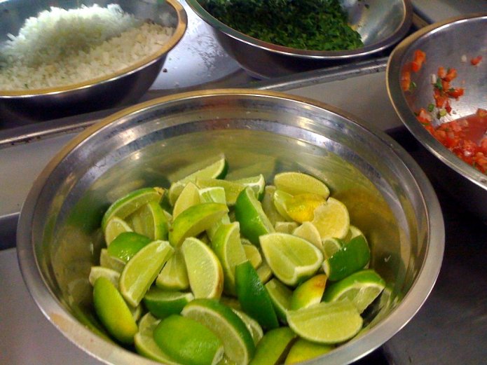 Traste con limones