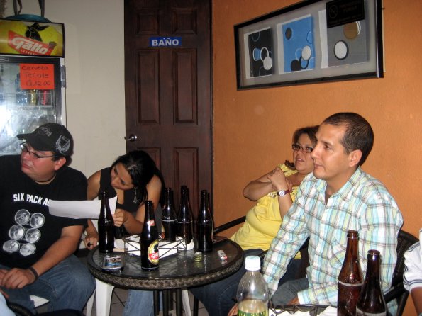 Todos con caras de saber si les van a caber los shucos